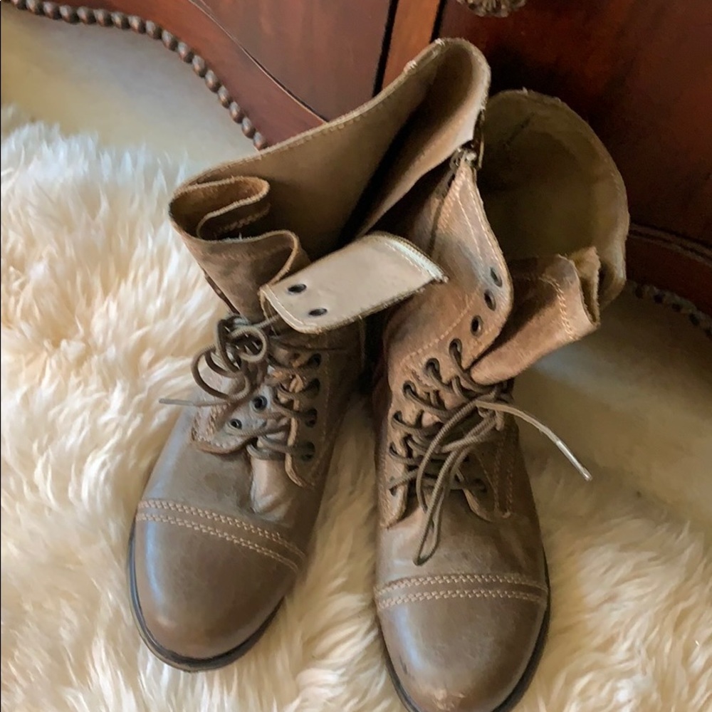 Distressed Leather lace up boots ! Good condition